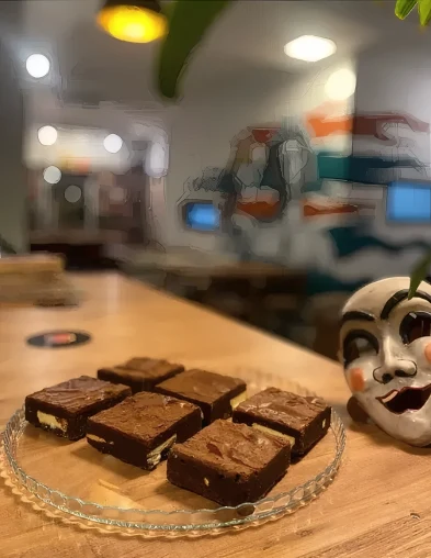Üç çikolatalı brownie cheesecake dilimleri