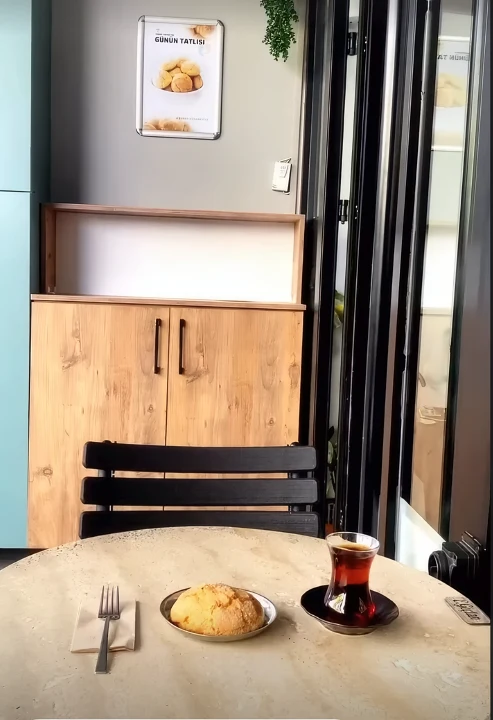 Mermer masada çay ve günün tatlısı