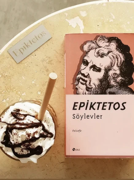 Kremalı soğuk kahve, Epiktetos plakası ve Söylevler kitabı