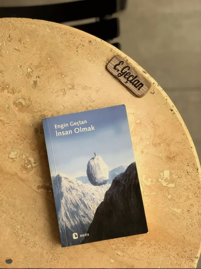 Mermer masada E.Geçtan plakası ve İnsan Olmak kitabı