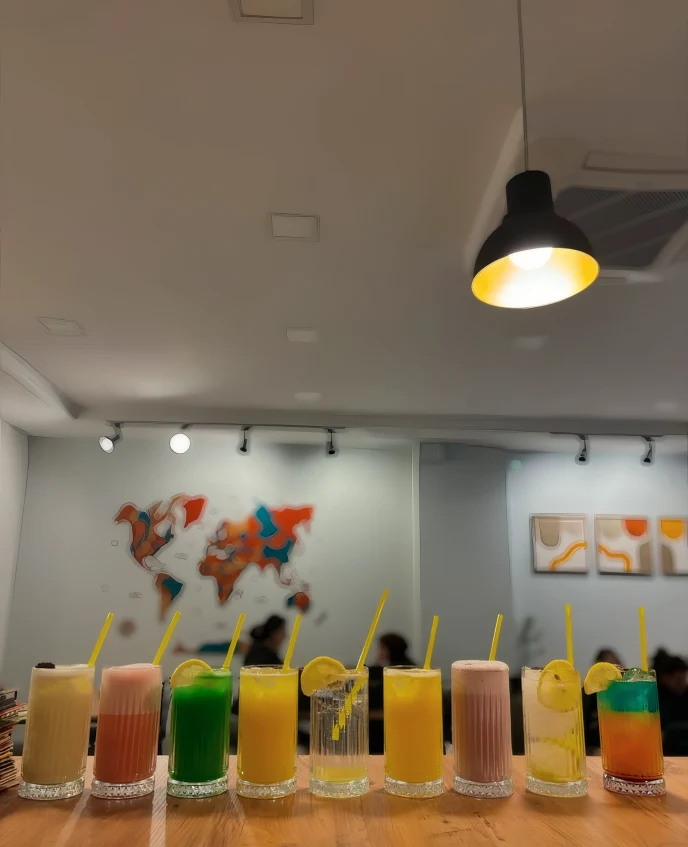Bar tezgâhında sıra sıra renkli soğuk içecekler