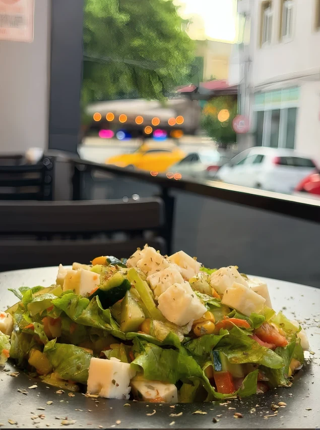 Beyaz peynirli, mısırlı yeşil salata