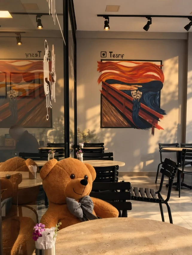 Gün ışığı alan salon, duvarda Çığlık tablosu yorumu, masada oyuncak ayı