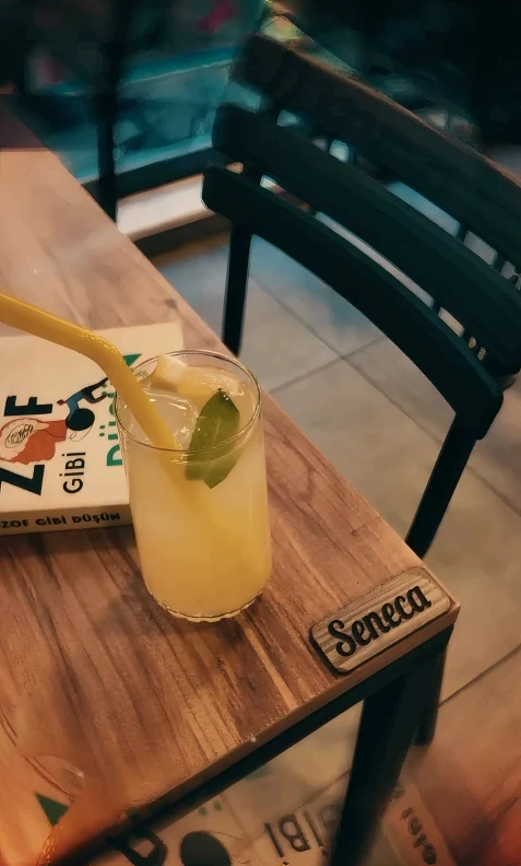 Seneca plakalı masada limonata