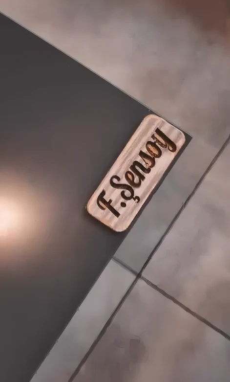 Masa kenarında ahşap F.Şensoy plakası