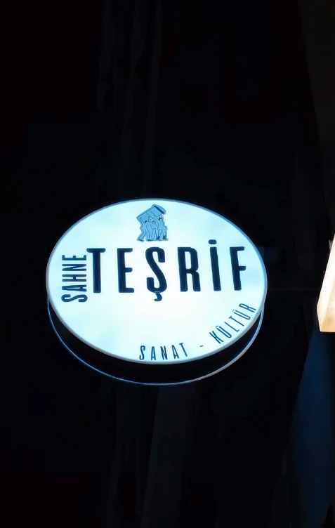Gece ışıklı yuvarlak Sahne Teşrif tabelası: Sanat, Kültür